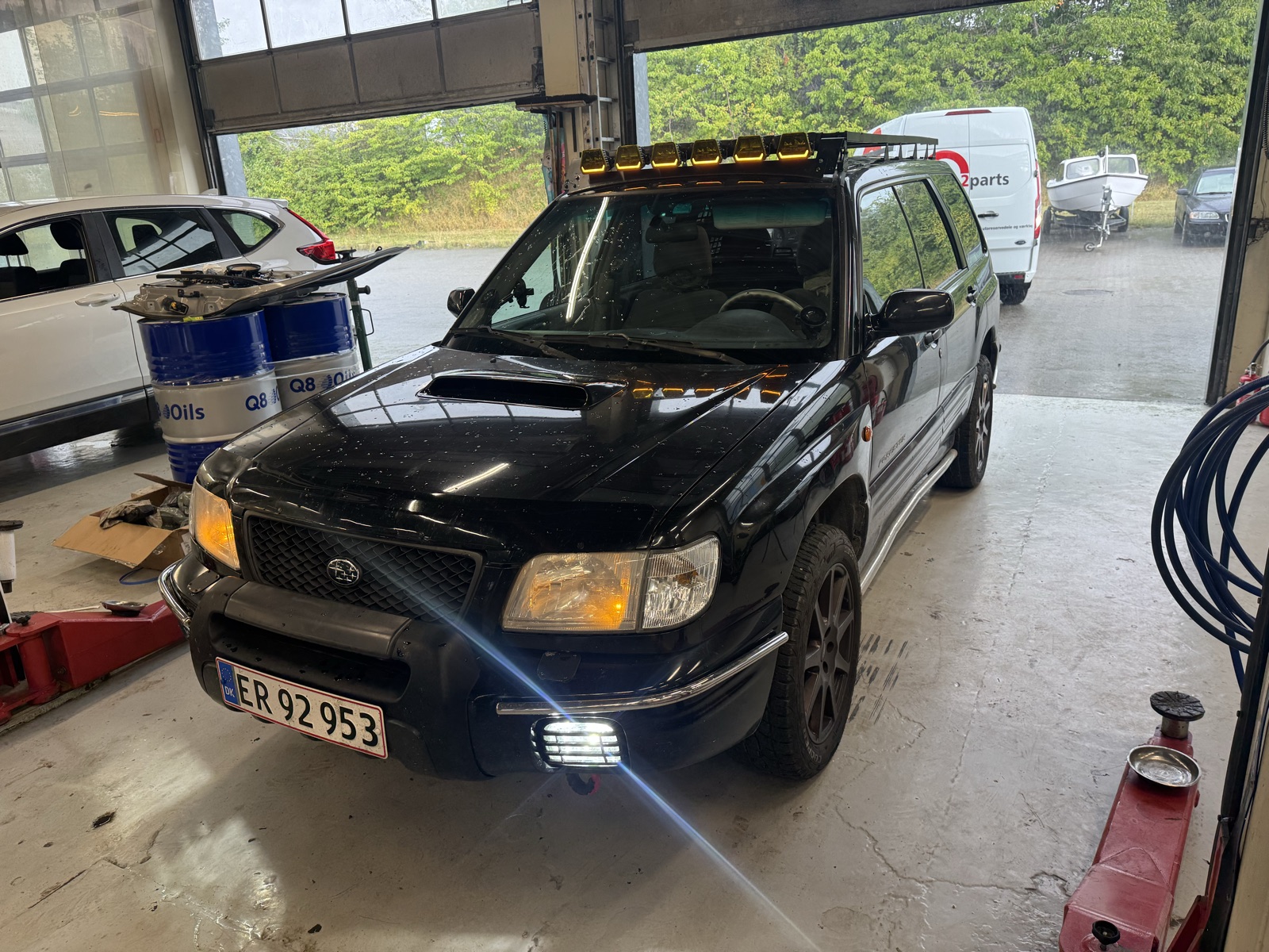 Ombygget Subaru Forester offroader på værkstedet hos NP Autoteknik