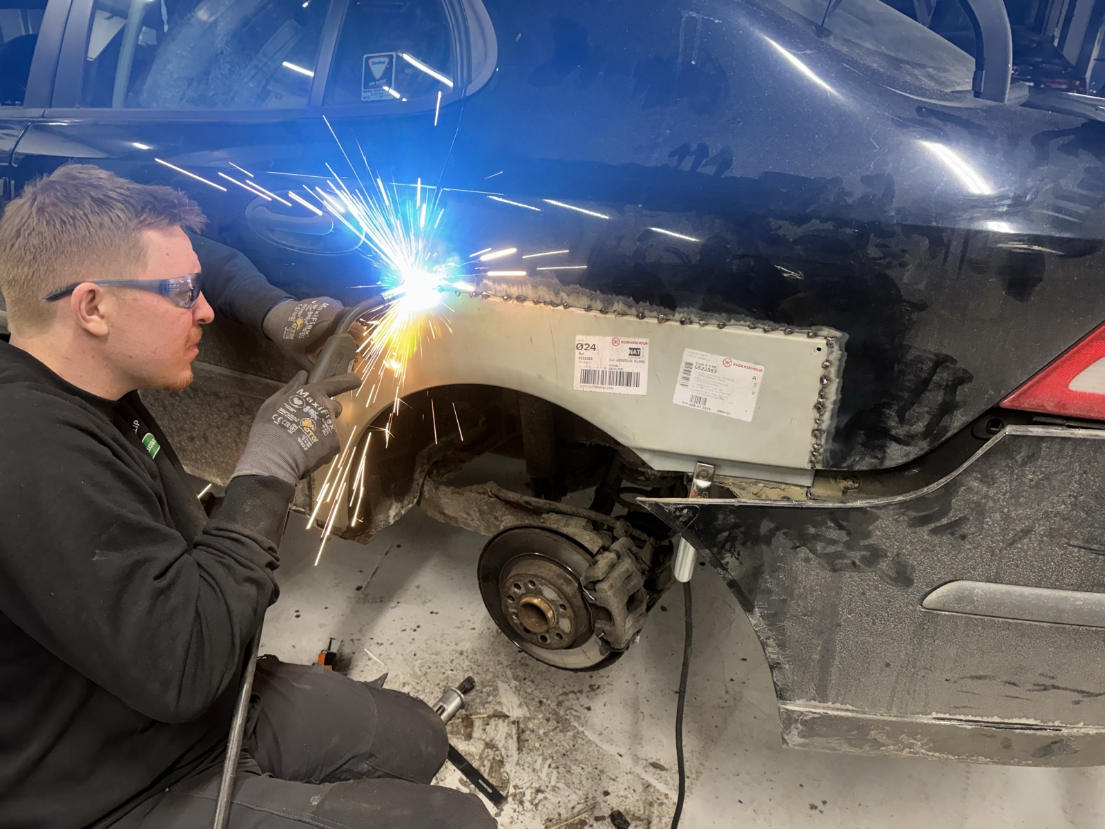 Mekaniker svejser nyt panel i på bil hos NP Autoteknik