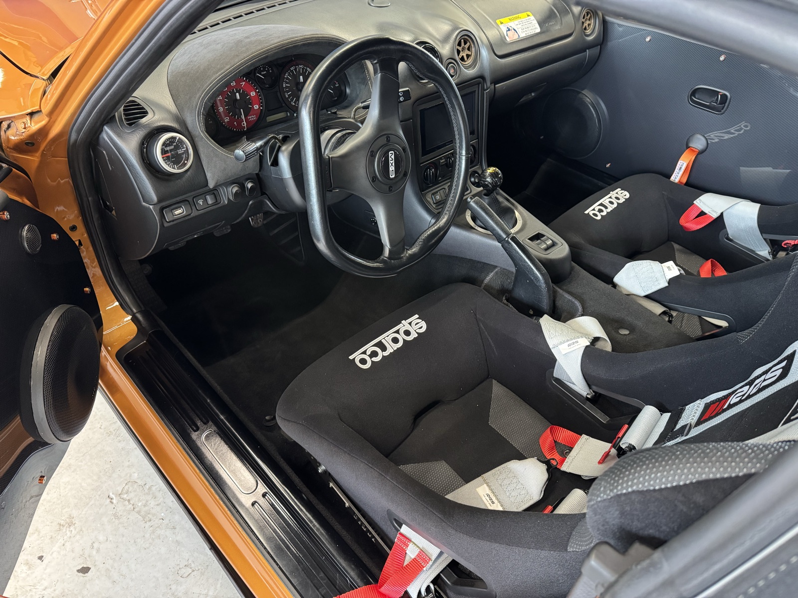 Mazda MX-5 med Sparco-sæder og seler, sat op til banekørsel
