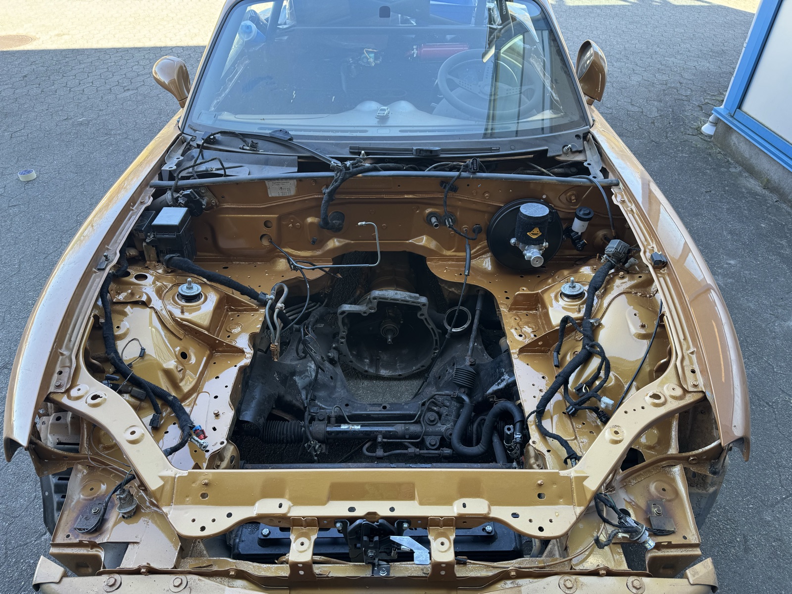 Tomt motorrum i Mazda MX-5 klar til motorombygning